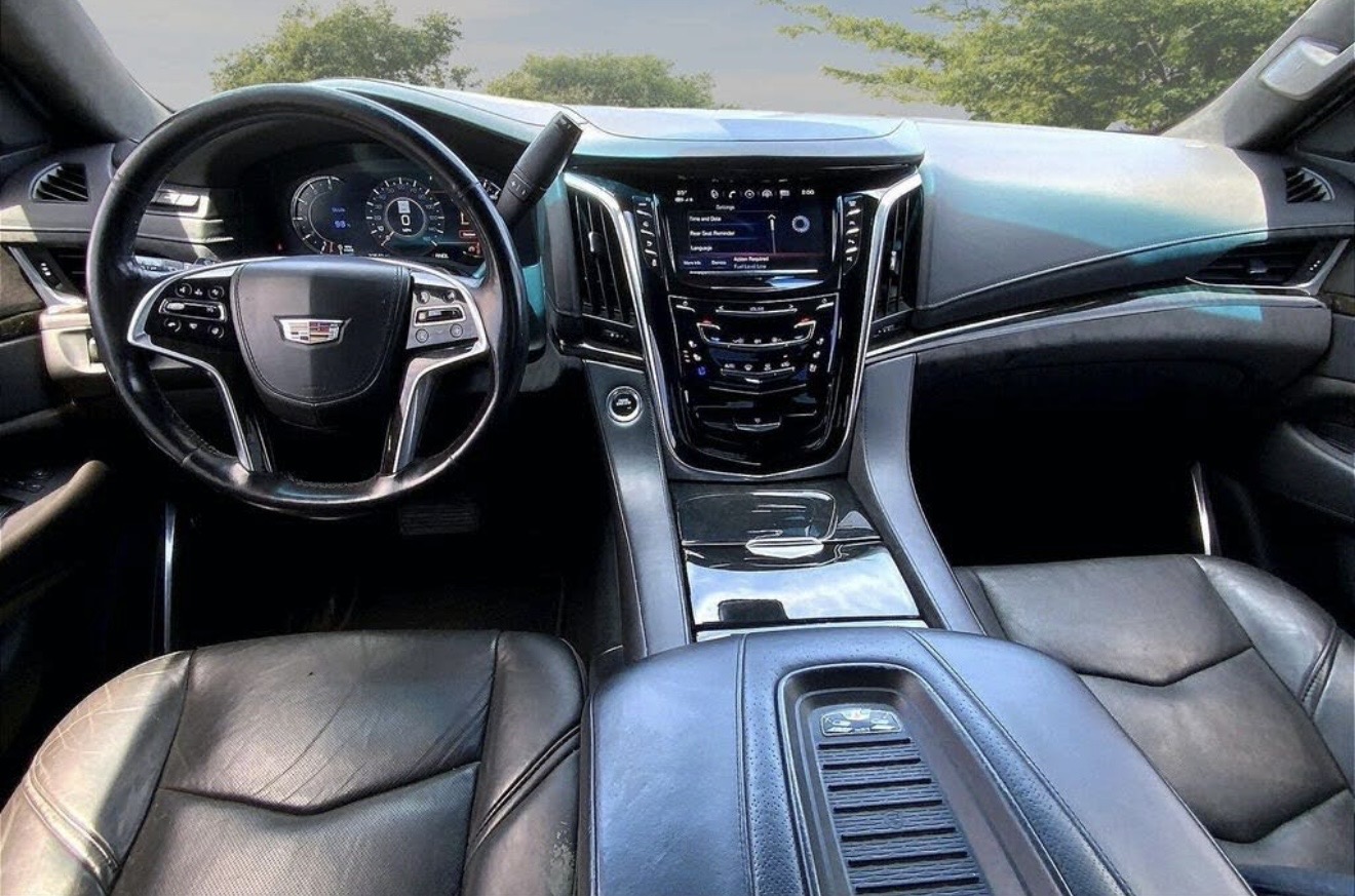 Cadillac Escalade Platinum cockpit